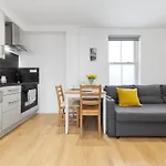 Chelsea Battersea Apt & Private Rooftop Terrace